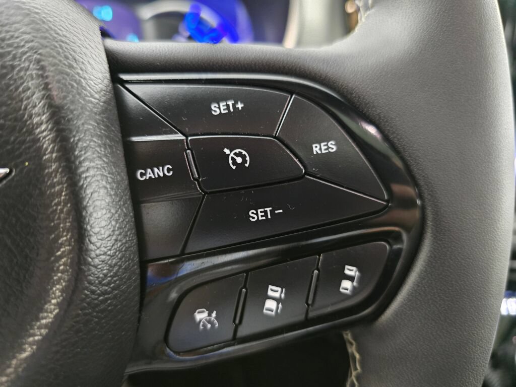 Used 2023 Chrysler Pacifica Limited w/ Uconnect Theater Family Group FWD image 27