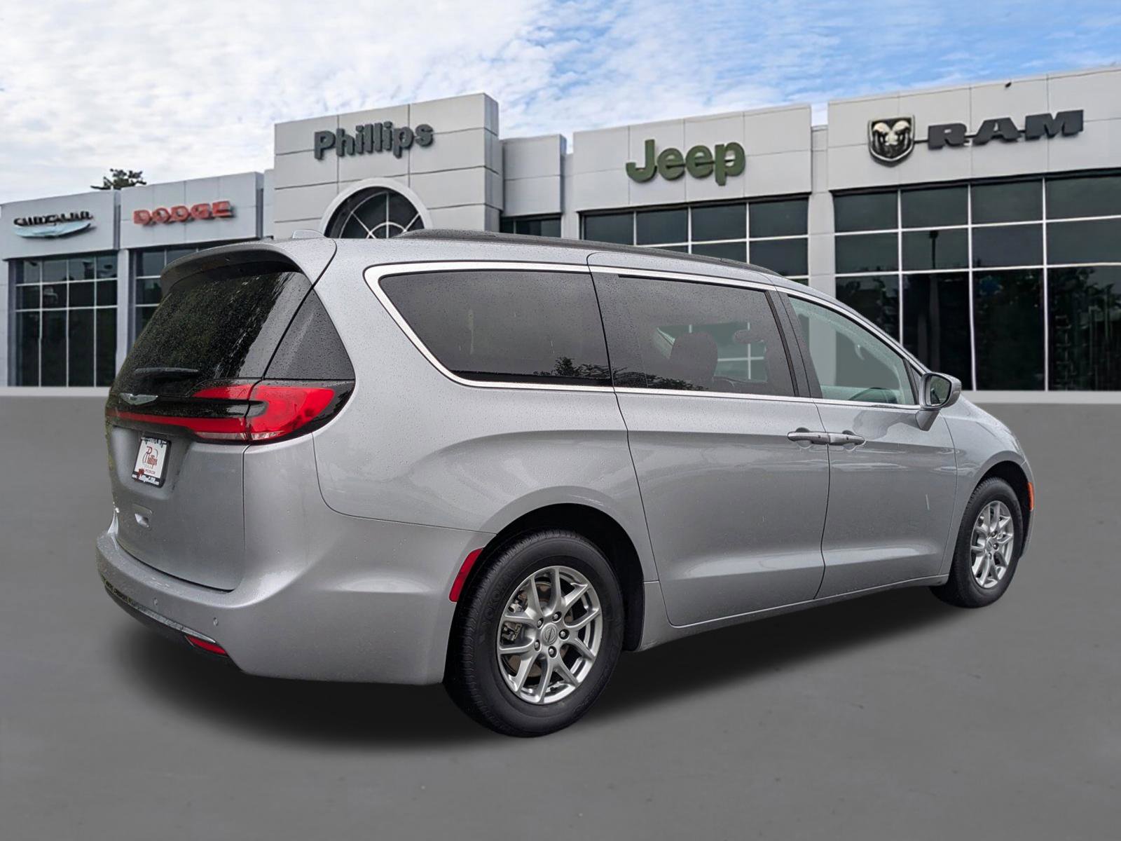 Used 2021 Chrysler Pacifica Touring image 3
