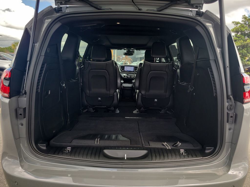 Used 2025 Chrysler Pacifica Premium image 8