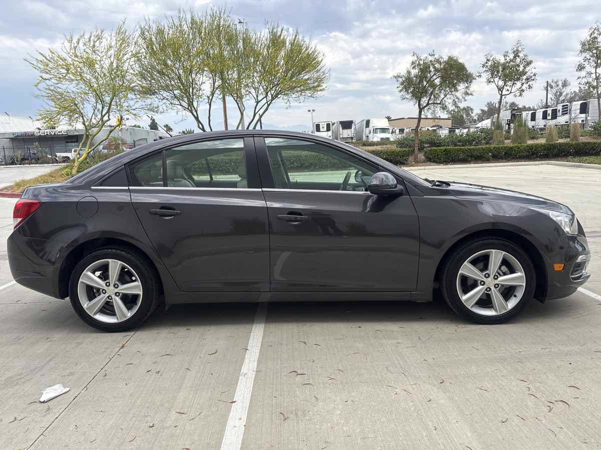 Used 2016 Chevrolet Cruze LT FWD image 2