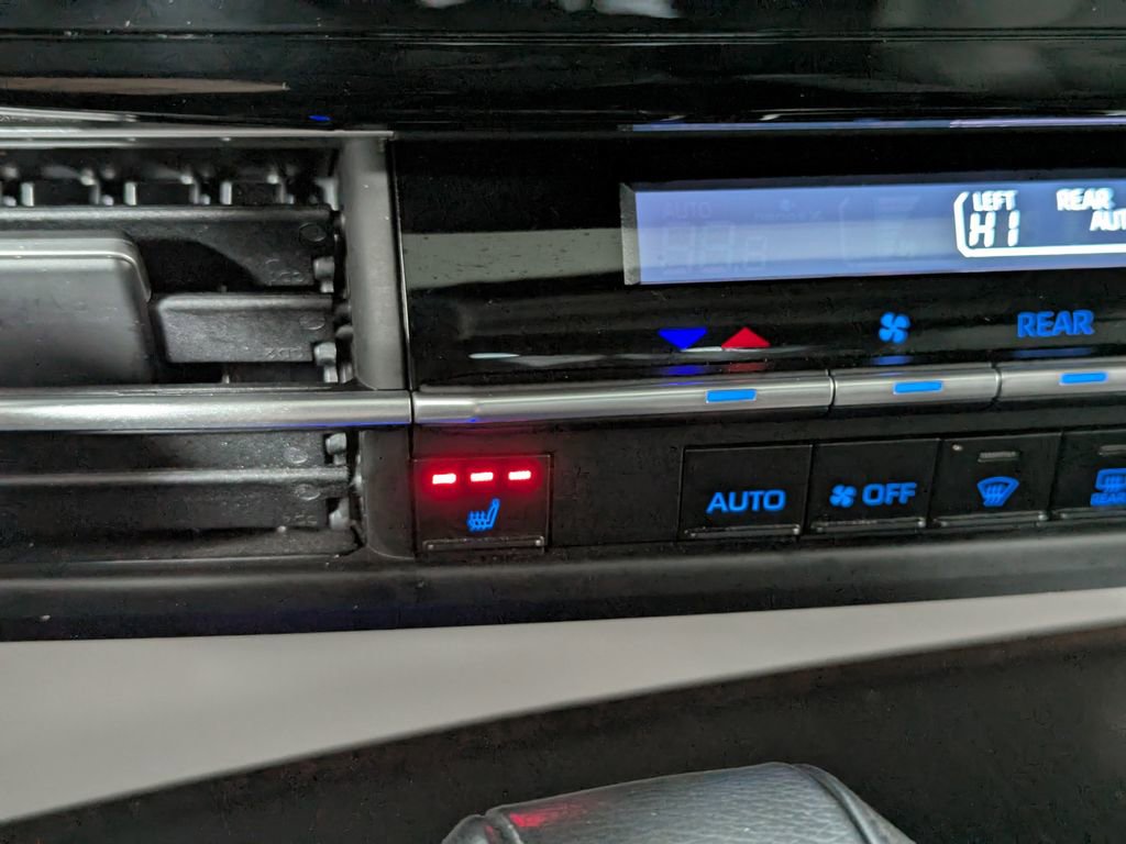 Used 2024 Toyota Sienna XLE image 18