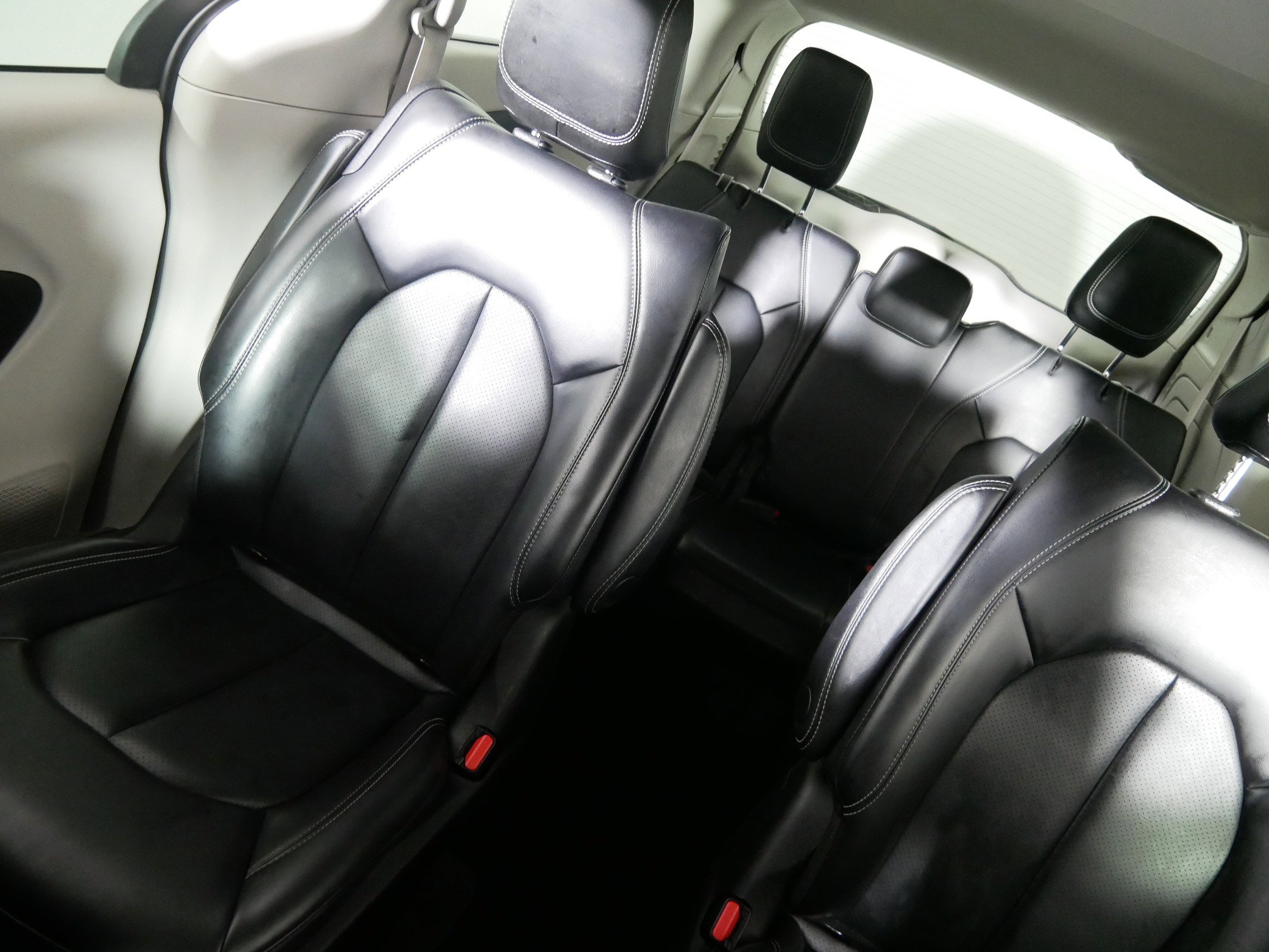 Used 2023 Chrysler Pacifica Touring-L FWD image 12