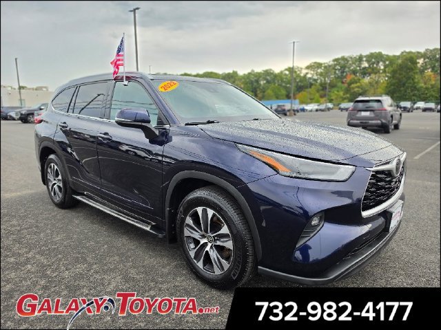 Used 2022 Toyota Highlander XLE AWD/4WD image 1