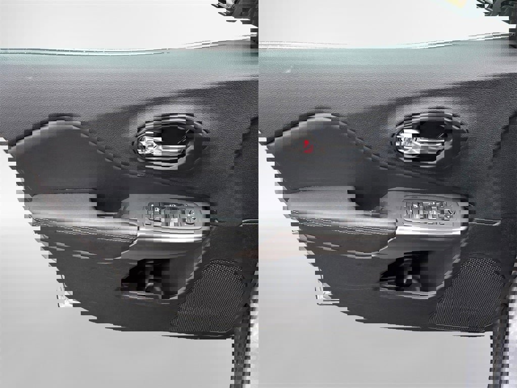 Used 2021 Jeep Cherokee Latitude Lux w/ Comfort/Convenience Group image 17