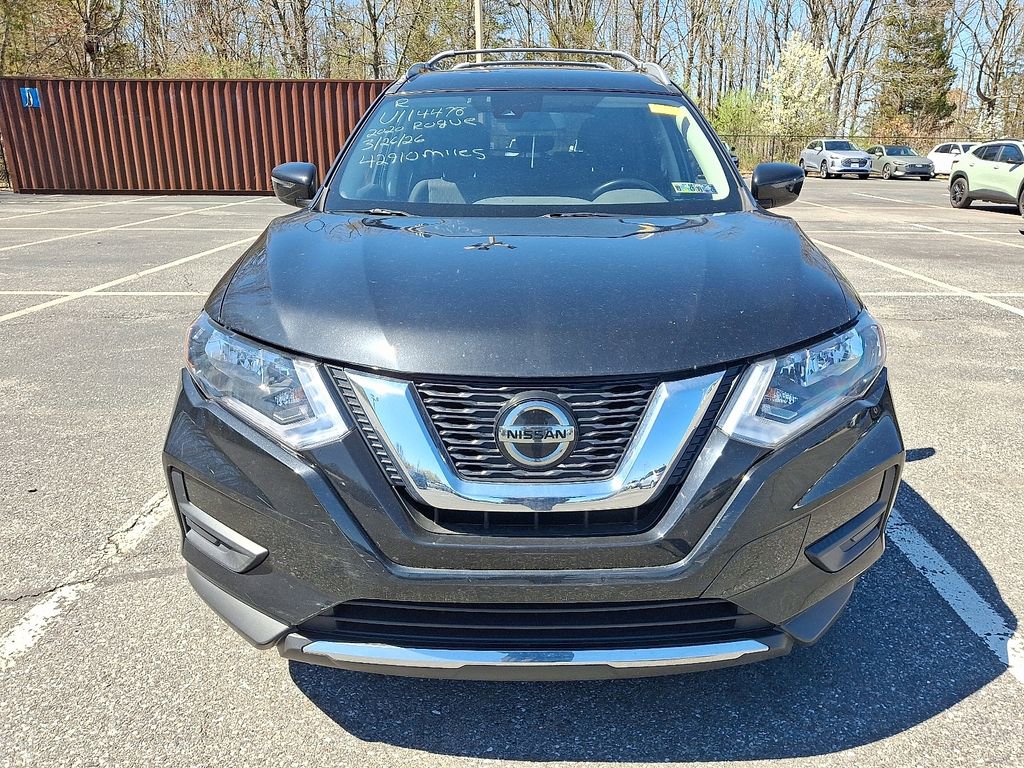 Used 2020 Nissan Rogue SV image 2