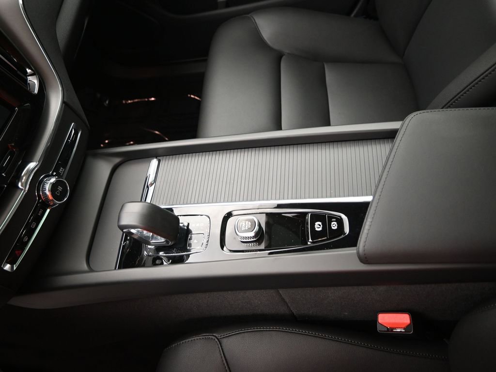 New 2025 Volvo XC60 B5 Core w/ Protection Package Premier image 17