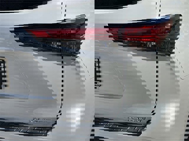 Used 2023 Toyota Highlander XLE image 7