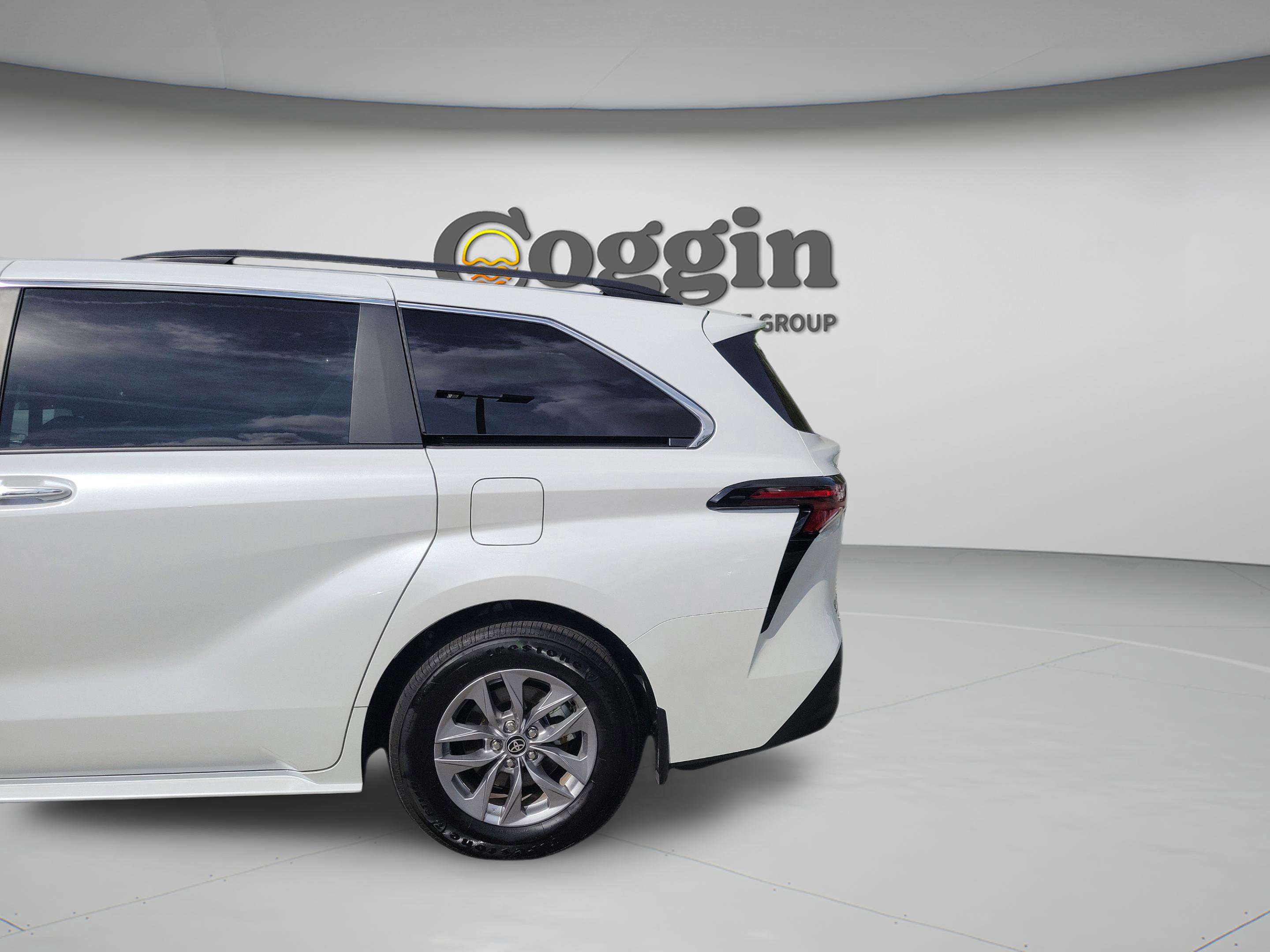 Certified 2025 Toyota Sienna XLE FWD image 30