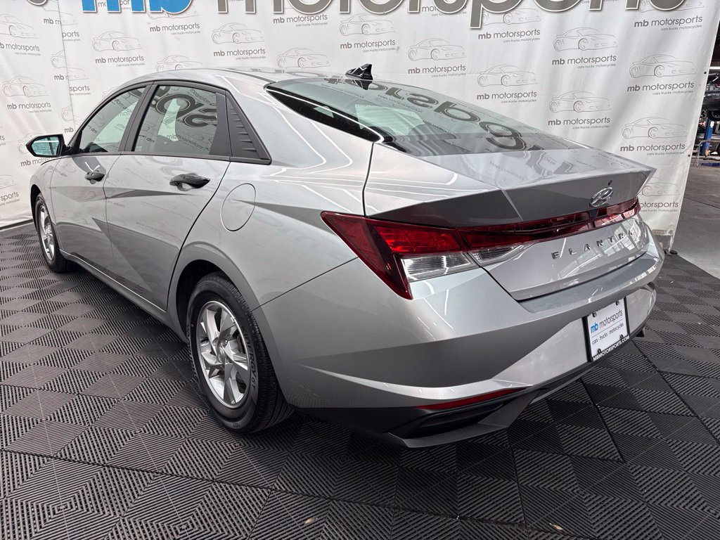 Used 2021 Hyundai Elantra SE FWD image 4