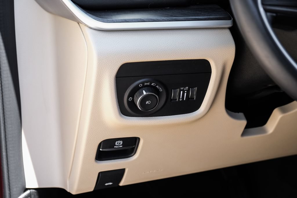 Used 2022 Jeep Grand Cherokee Limited RWD image 36