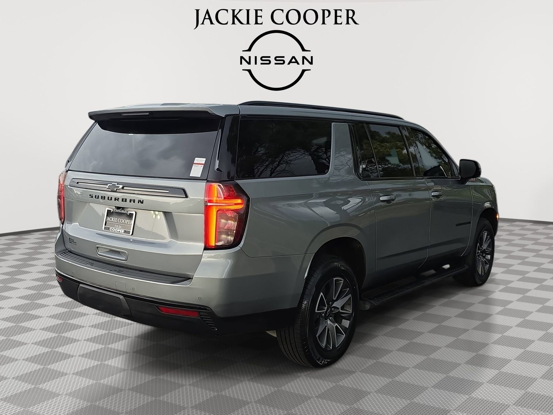 Used 2024 Chevrolet Suburban Z71 w/ Luxury Package AWD/4WD image 5