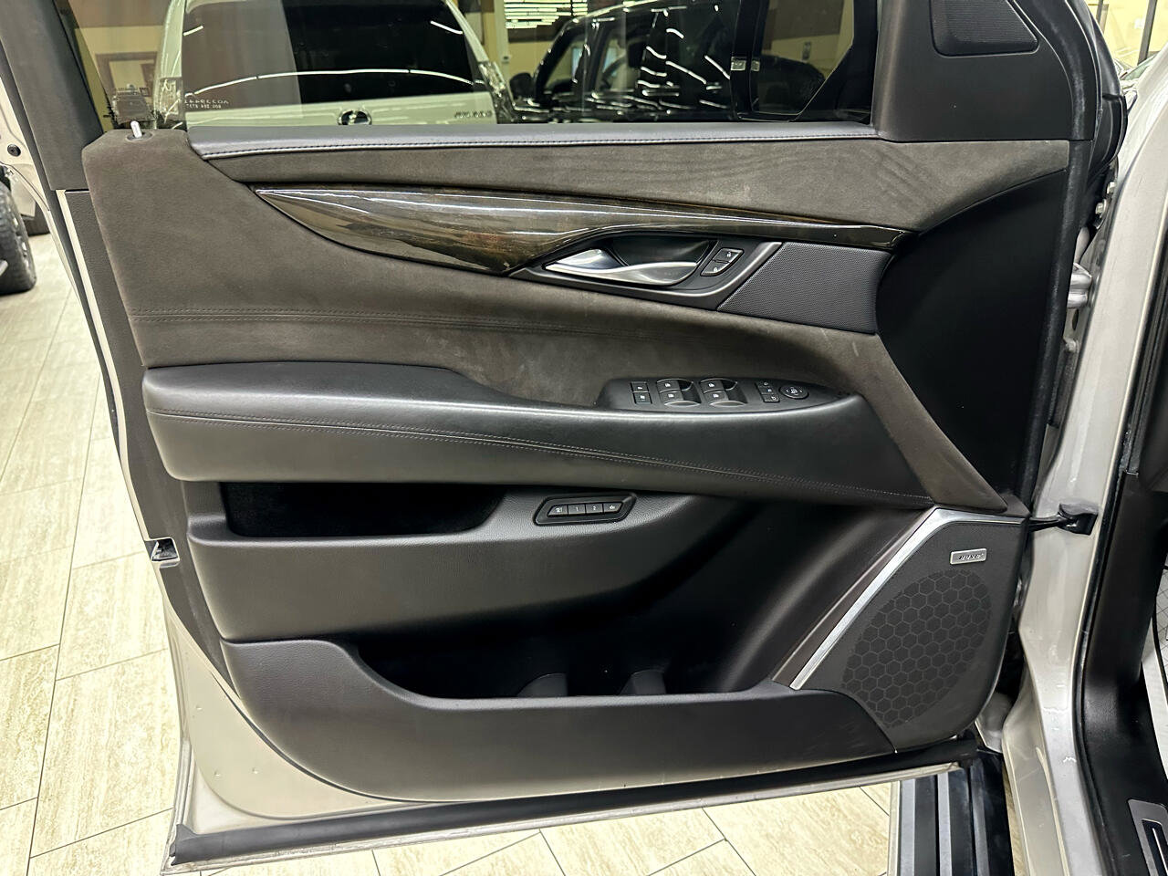 Used 2017 Cadillac Escalade Platinum image 18