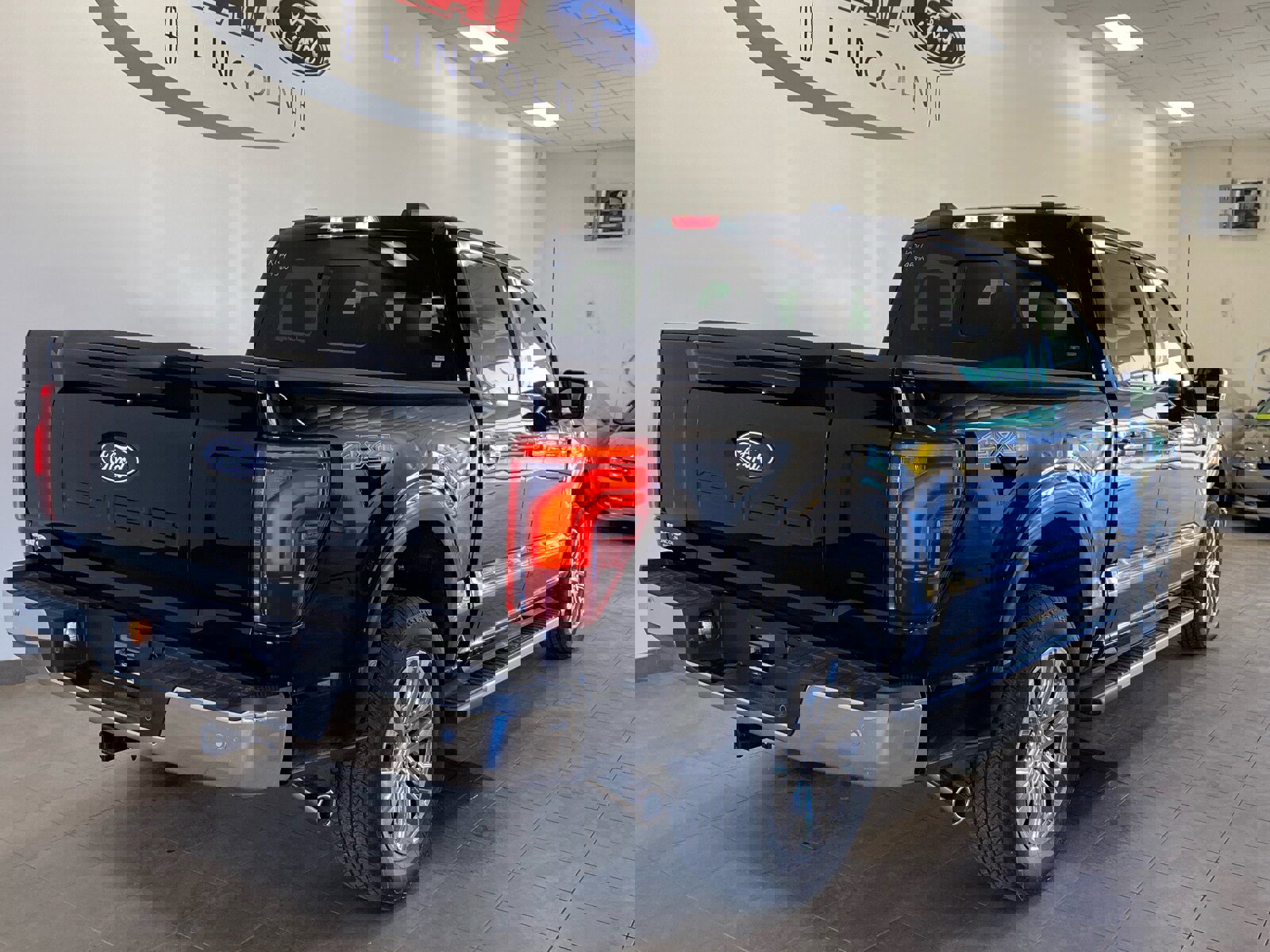 New 2025 Ford F150 Lariat w/ Equipment Group 502A High image 8