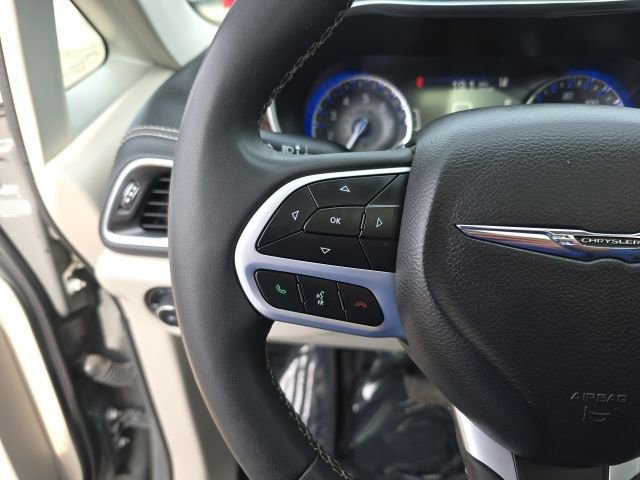 Used 2023 Chrysler Pacifica Limited FWD image 30