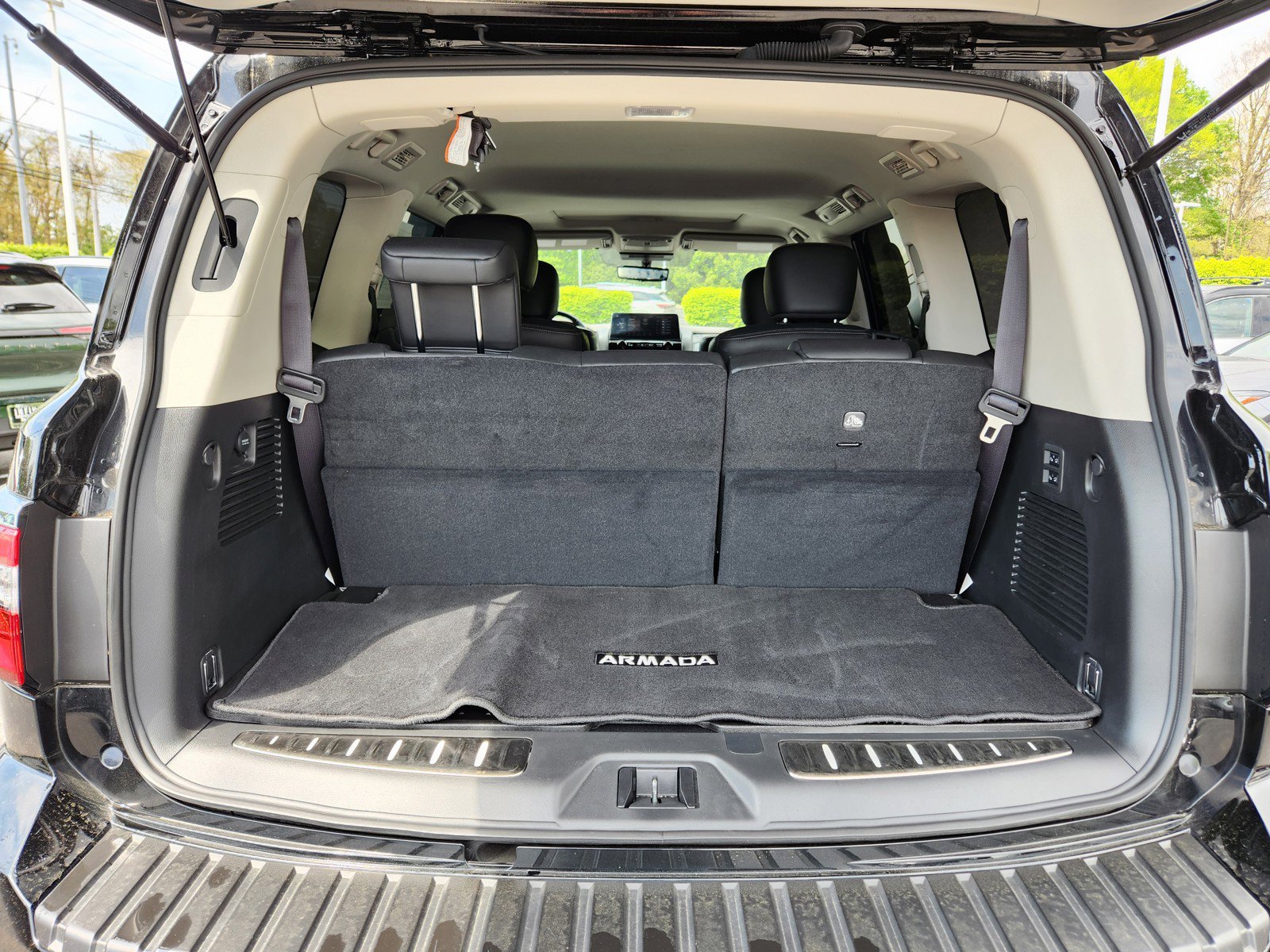 Used 2024 Nissan Armada Platinum w/ Captain's Chairs Package AWD/4WD image 8
