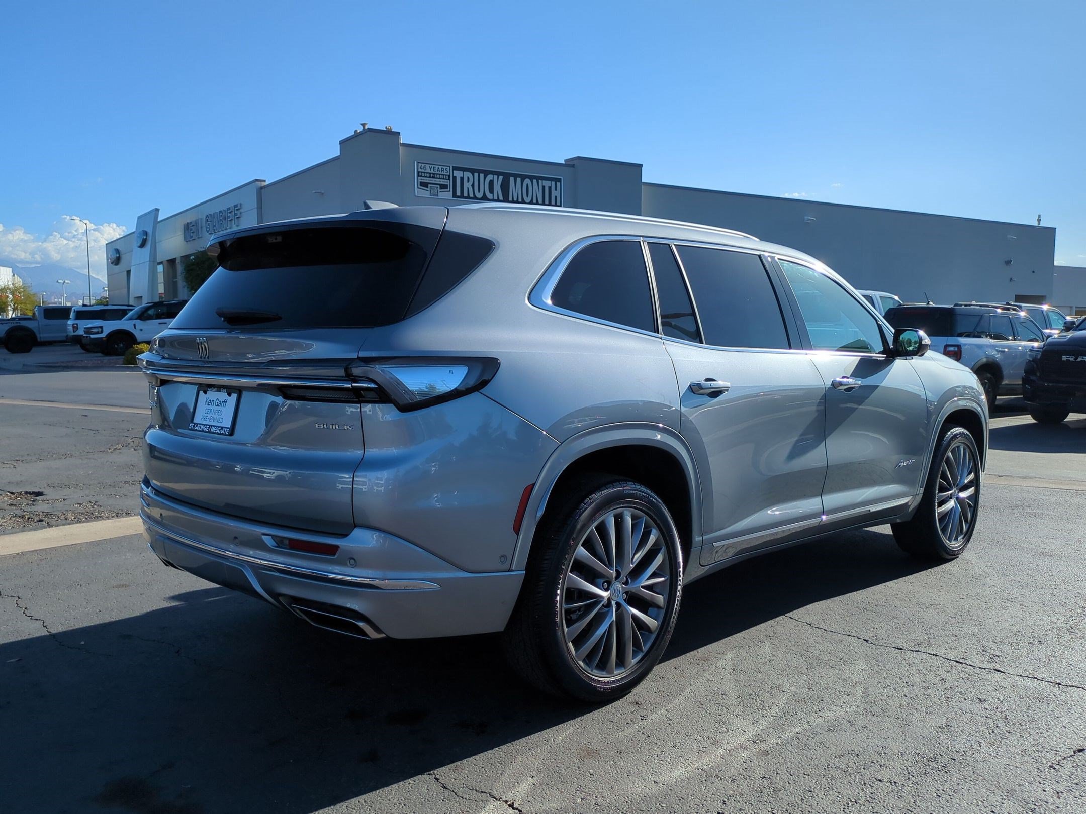 Used 2025 Buick Enclave Avenir w/ Super Cruise Package AWD/4WD image 3