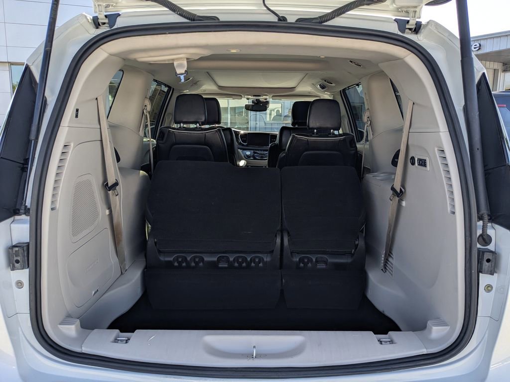Used 2022 Chrysler Pacifica Limited FWD image 11