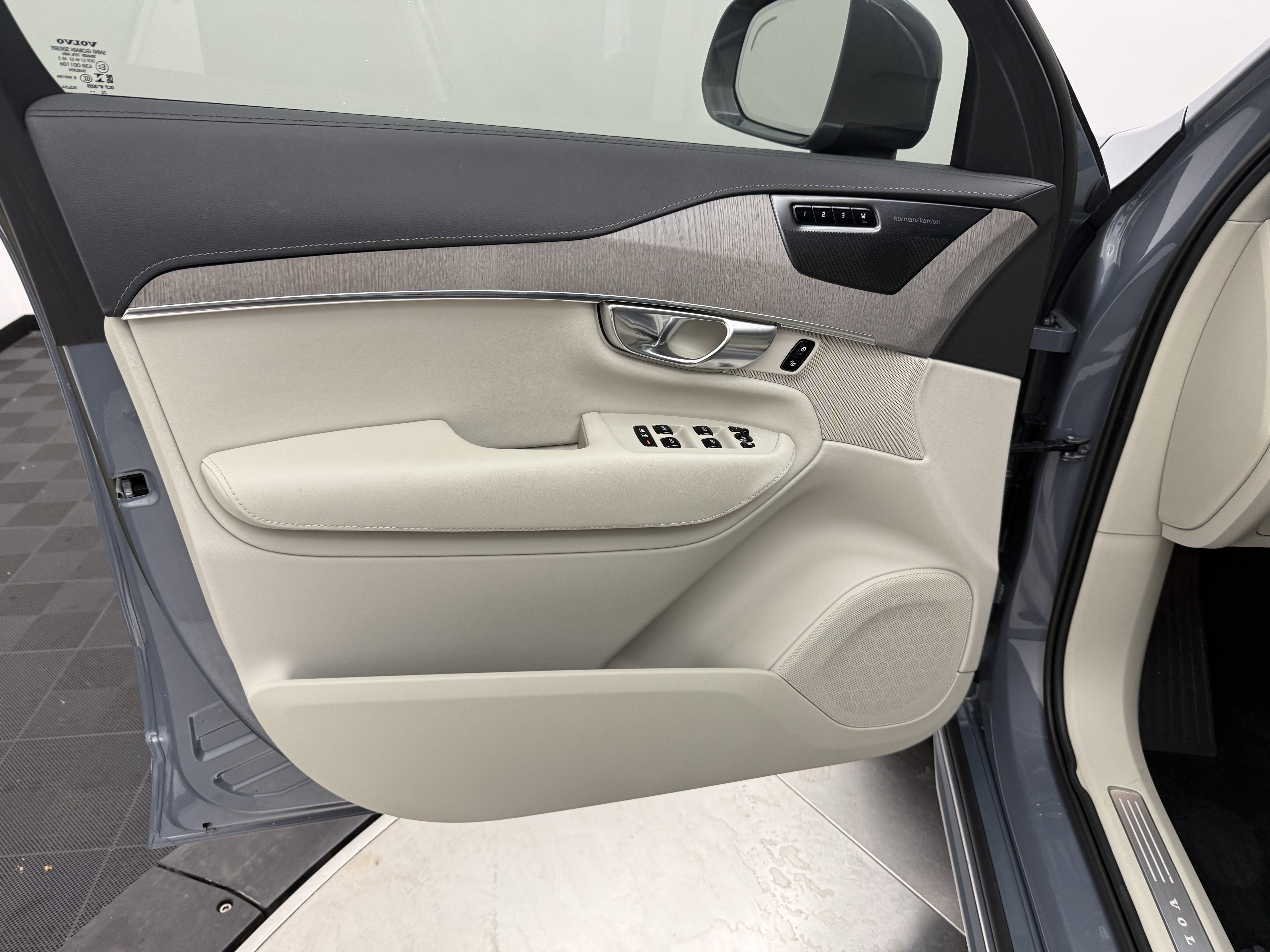 Certified 2023 Volvo XC90 B6 Ultimate w/ Protection Package Premier AWD/4WD image 10