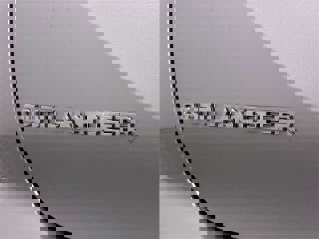 Used 2024 Mitsubishi Outlander SE image 32