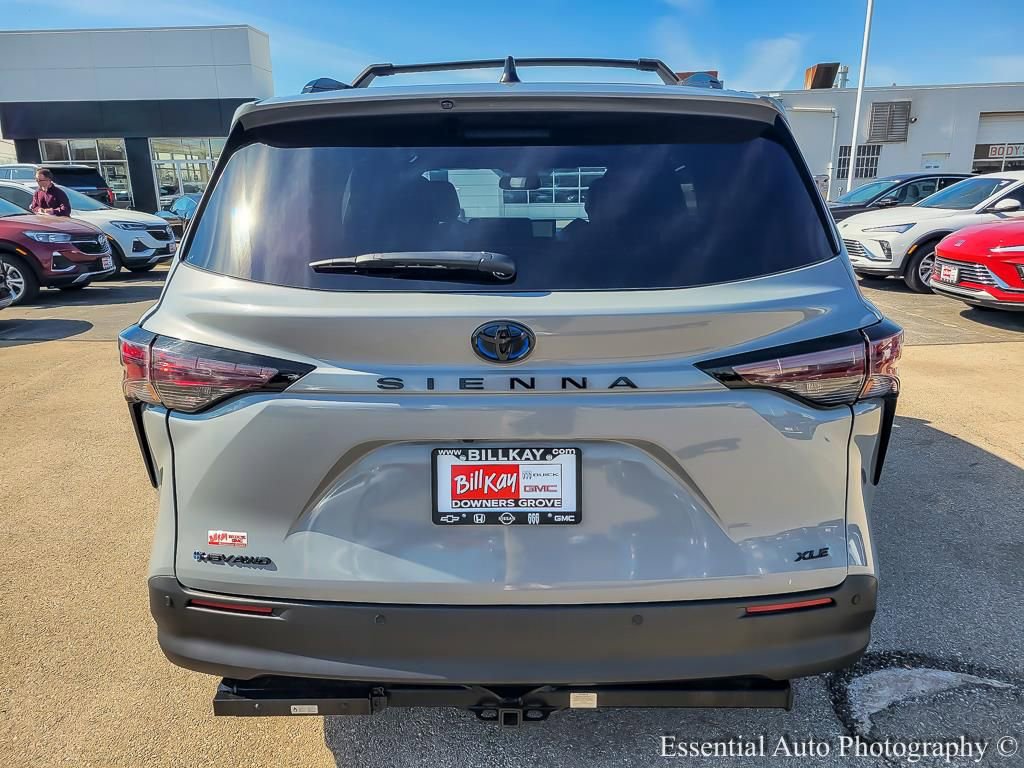 Used 2025 Toyota Sienna XLE Woodland Edition image 5