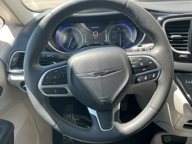 Used 2023 Chrysler Pacifica Touring-L FWD image 18