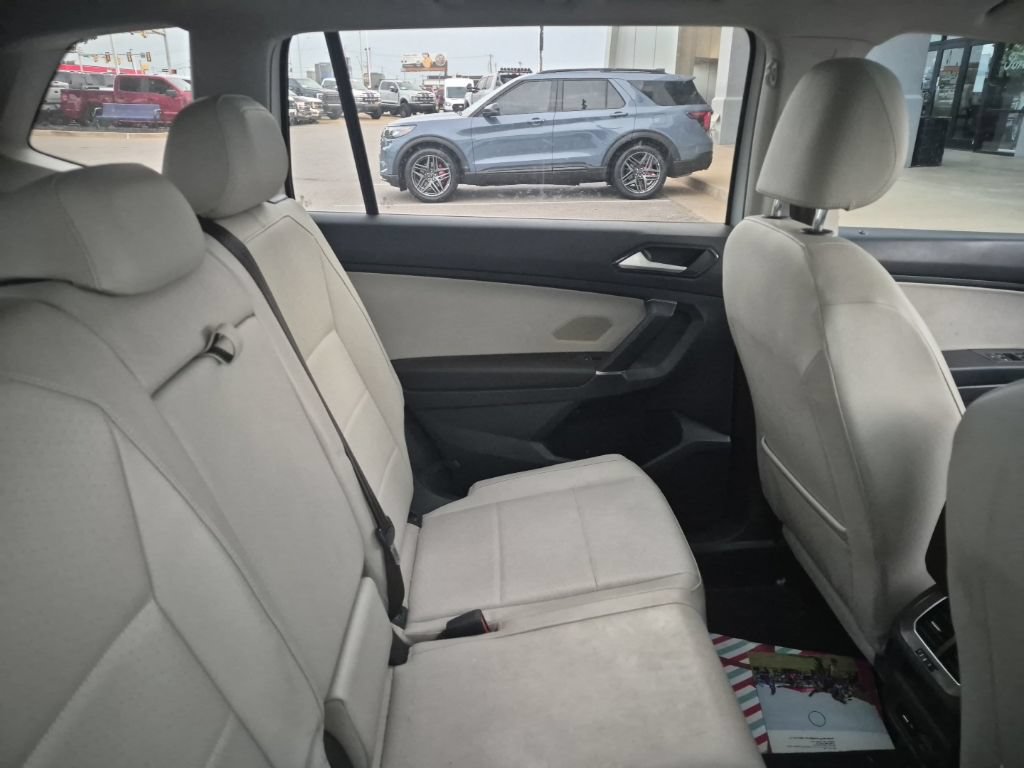 Used 2018 Volkswagen Tiguan SE w/ Panoramic Sunroof Package FWD image 22