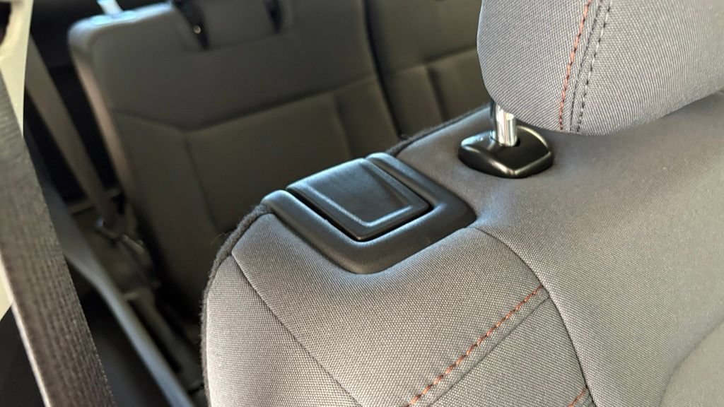 Used 2025 Ford Explorer Active AWD/4WD image 35