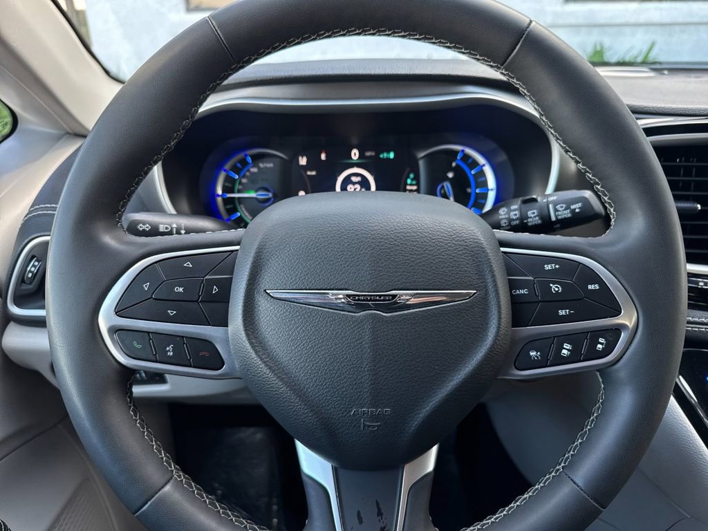 Used 2024 Chrysler Pacifica Select image 23