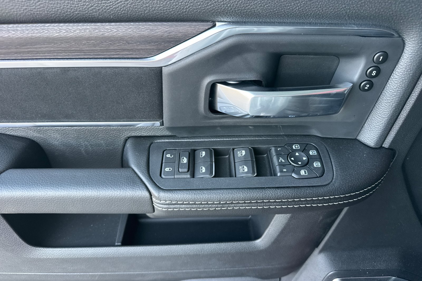 New 2026 RAM 3500 Laramie AWD/4WD image 10