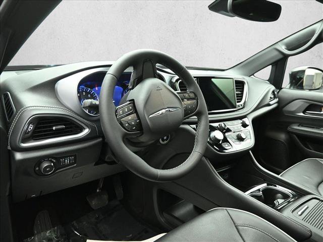 Used 2025 Chrysler Pacifica Limited FWD image 10