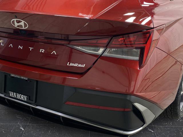 Certified 2025 Hyundai Elantra Limited image 32