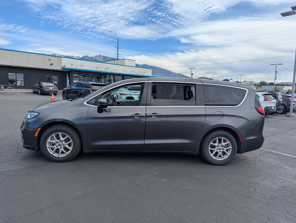 Used 2023 Chrysler Pacifica Touring-L FWD image 8