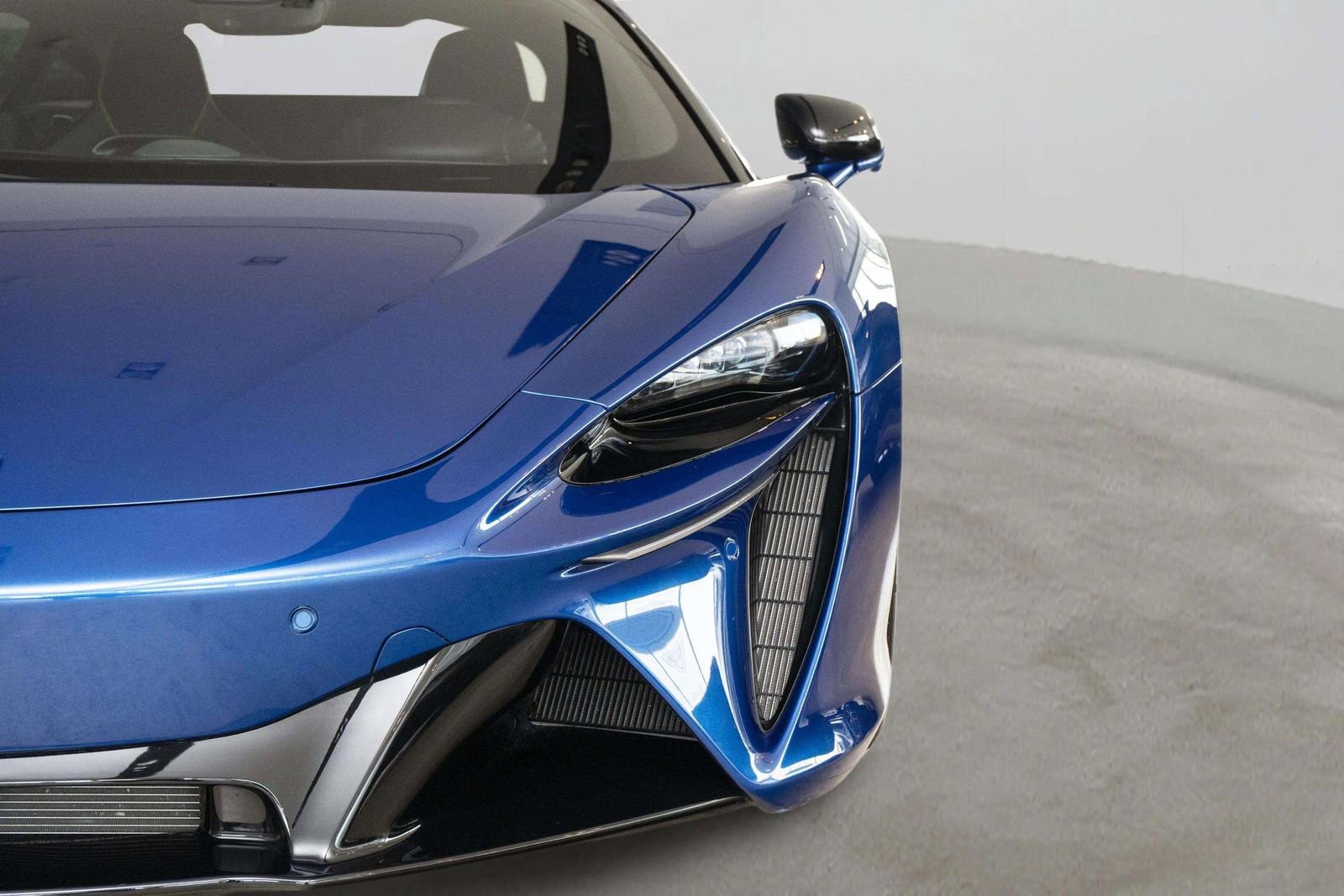 Used 2023 McLaren Artura RWD image 37