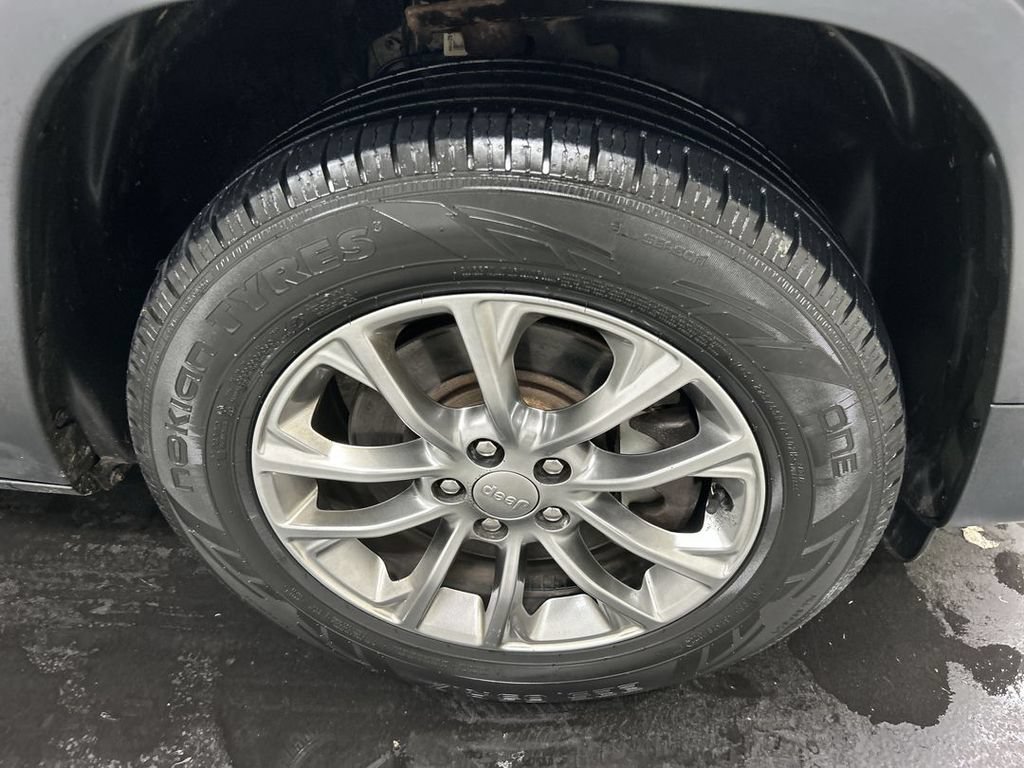 Used 2019 Jeep Cherokee Latitude Plus w/ Cold Weather Group AWD/4WD image 8
