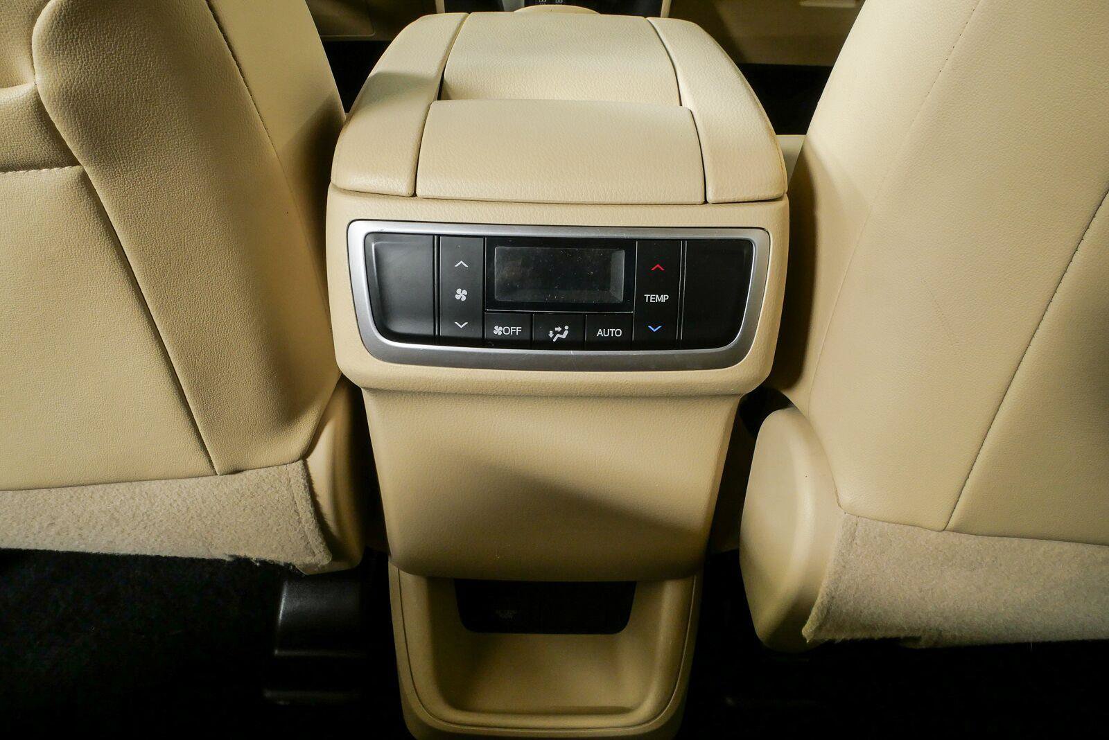 Used 2019 Toyota Highlander XLE AWD/4WD image 18