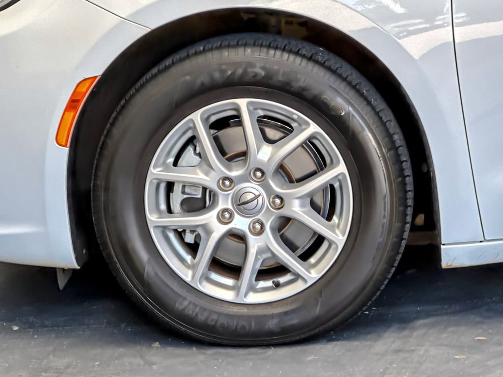 Used 2022 Chrysler Pacifica Touring-L FWD image 25