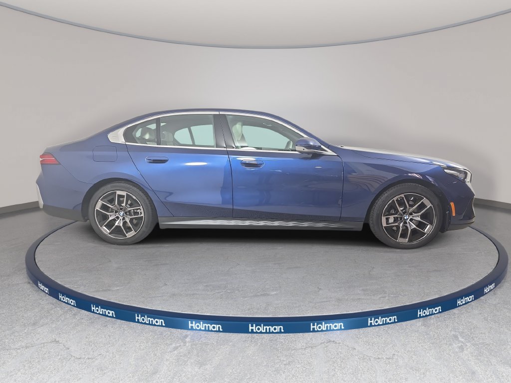 Certified 2026 BMW 530i xDrive w/ Convenience Package AWD/4WD image 4