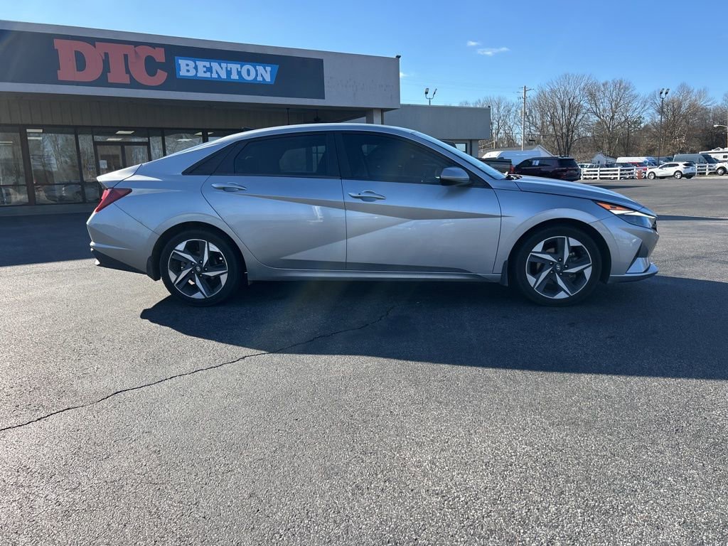 Used 2023 Hyundai Elantra SEL w/ Convenience Package image 3