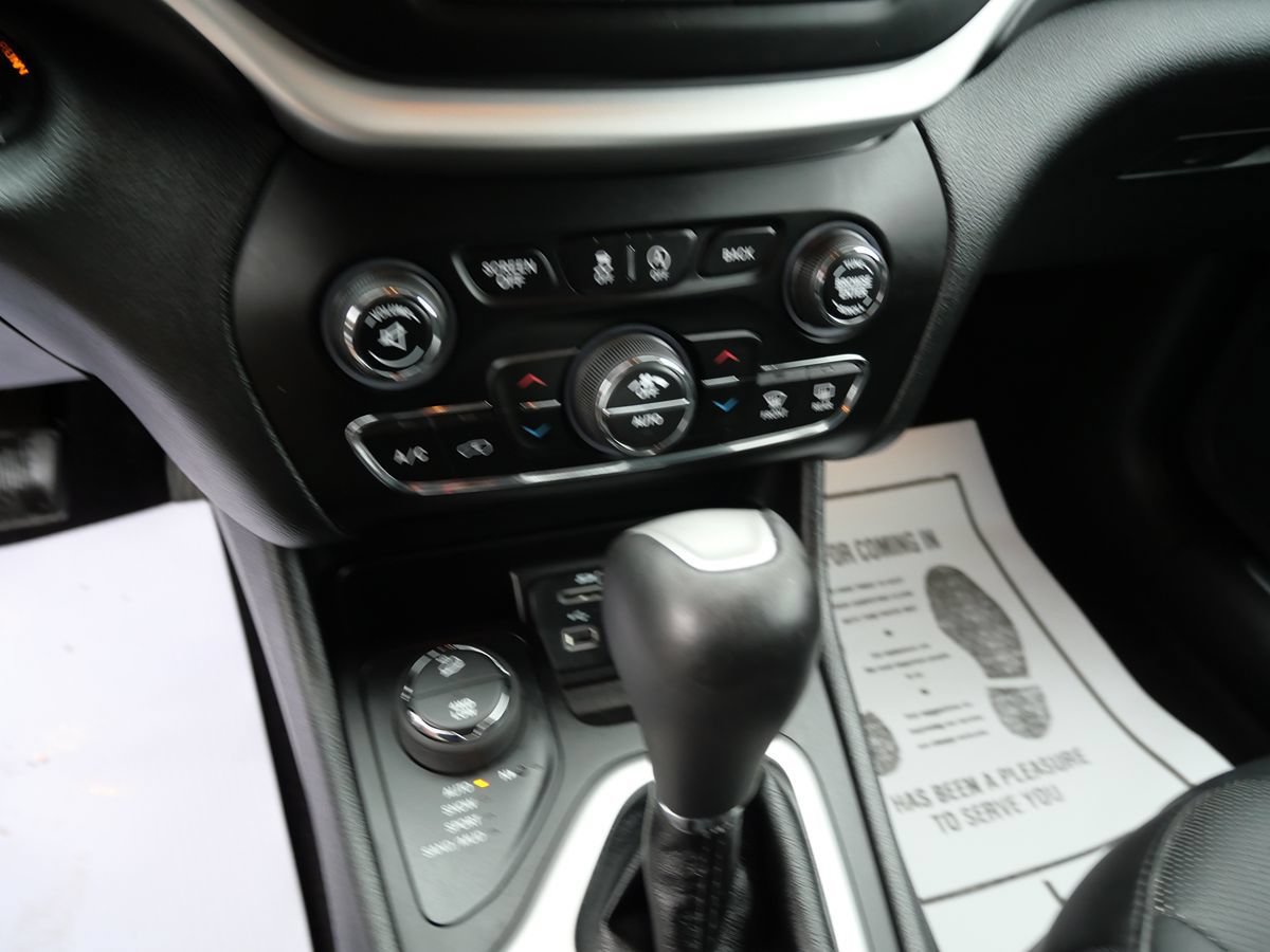 Used 2016 Jeep Cherokee Overland AWD/4WD image 16
