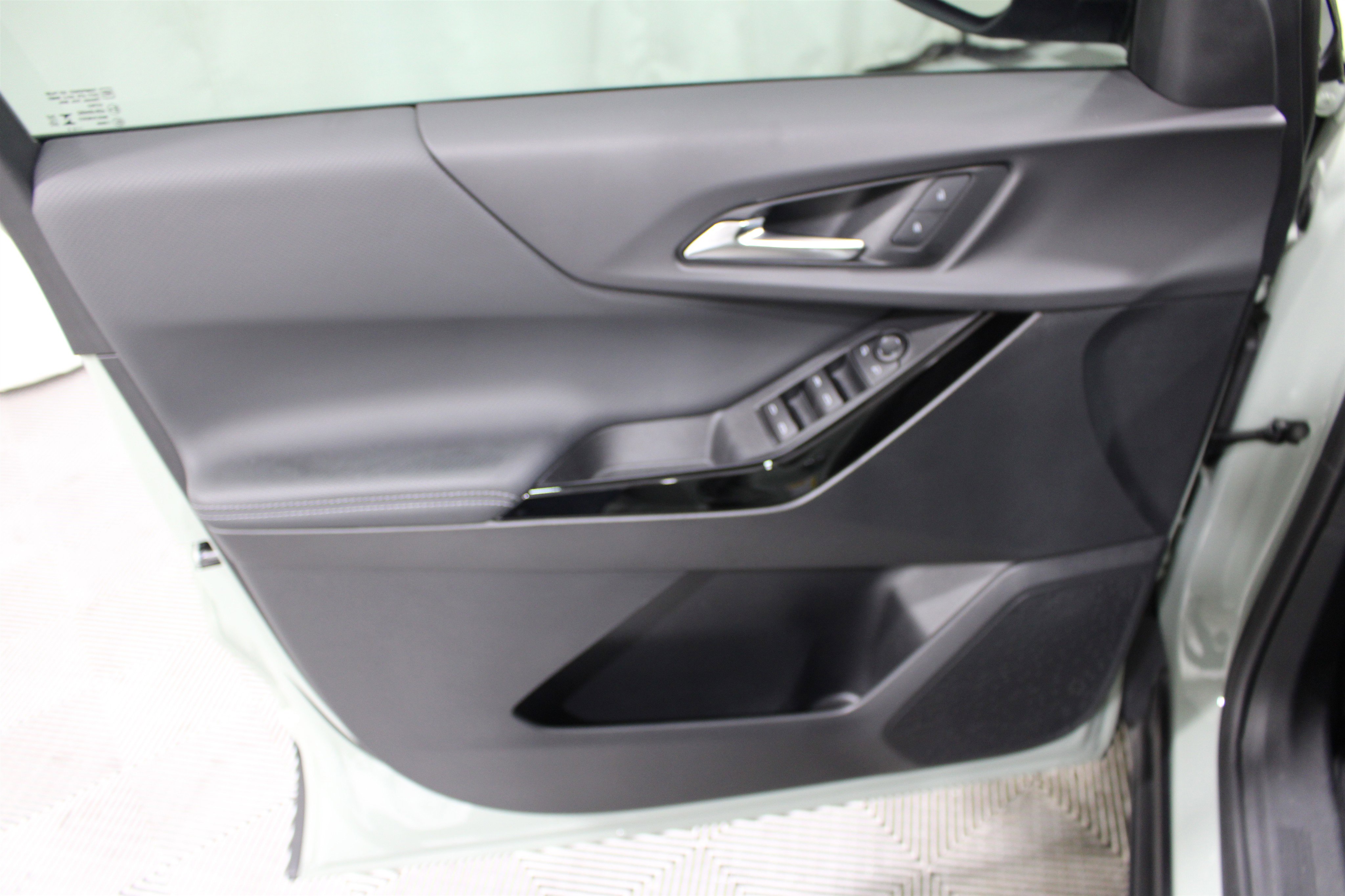 Used 2026 Chevrolet Equinox LT FWD image 6