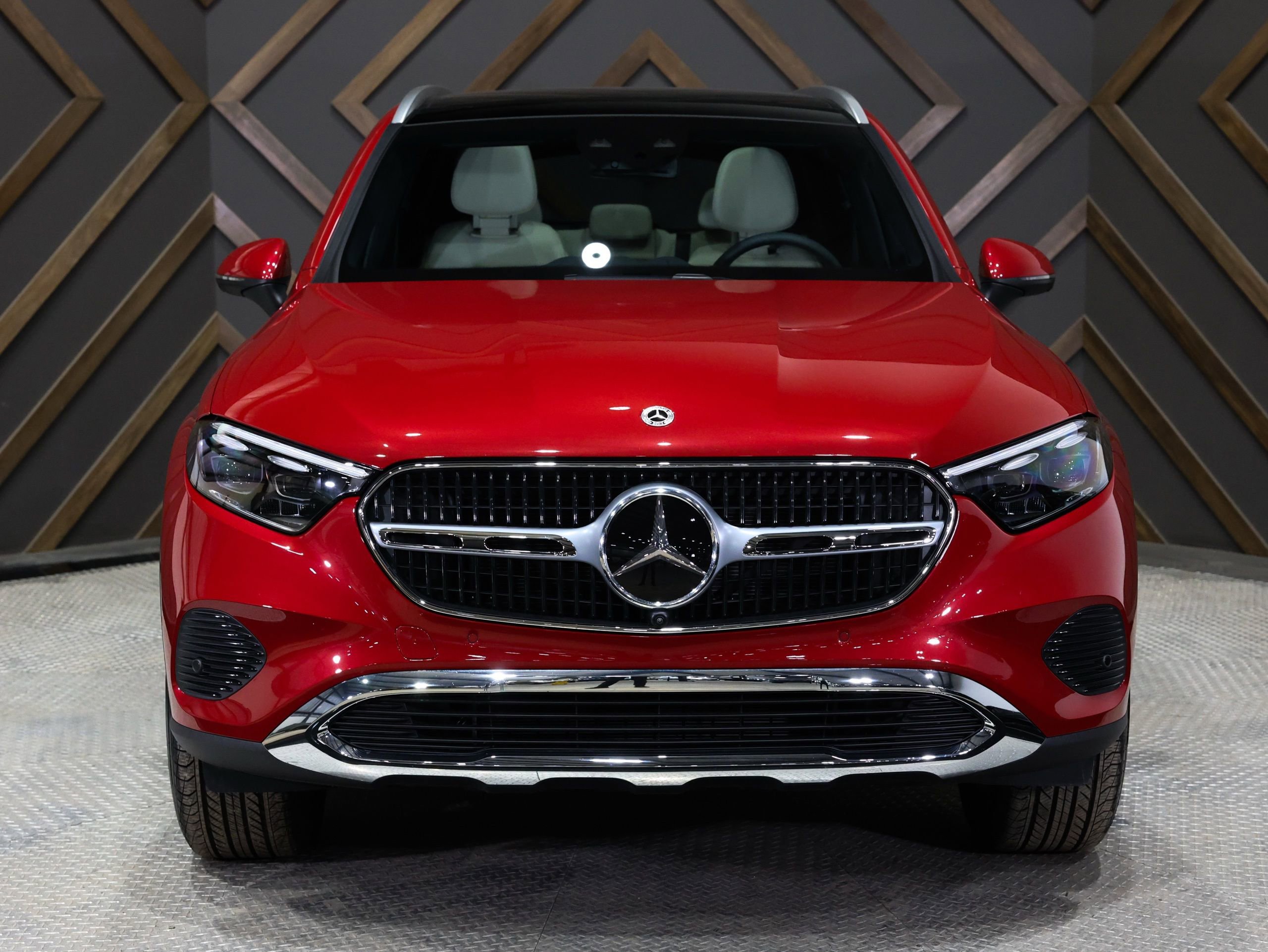 Used 2025 Mercedes-Benz GLC 300 4MATIC image 3