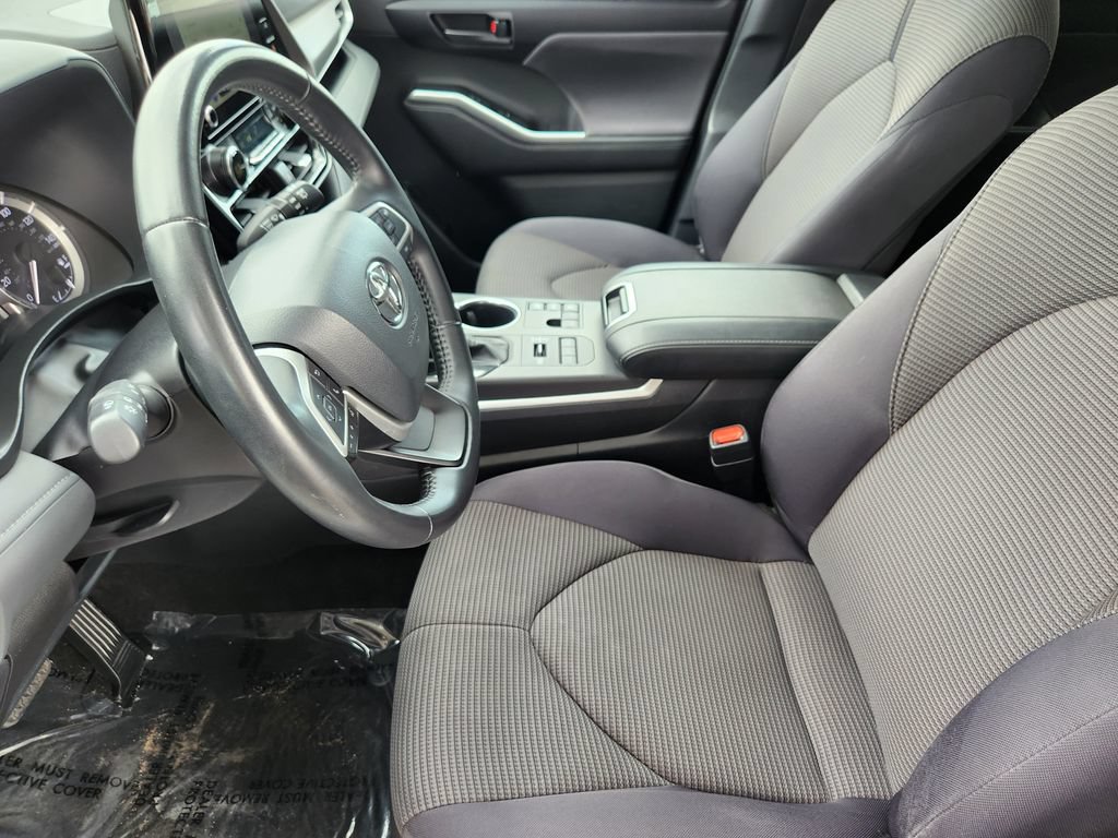Used 2025 Toyota Highlander LE AWD/4WD image 4