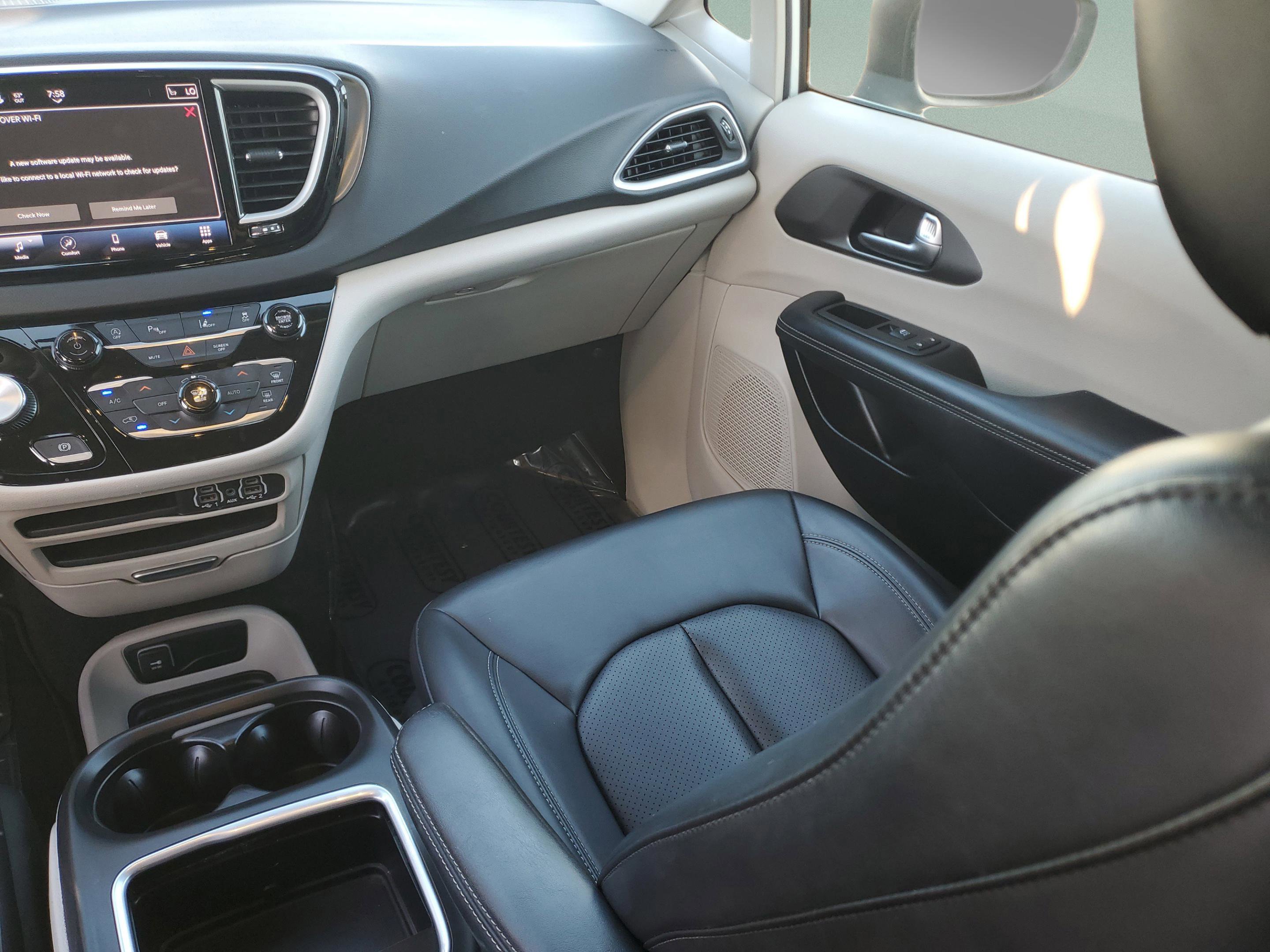 Used 2023 Chrysler Pacifica Touring-L image 26