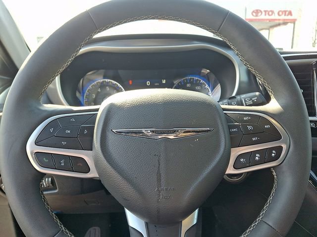 Used 2025 Chrysler Pacifica Select image 19