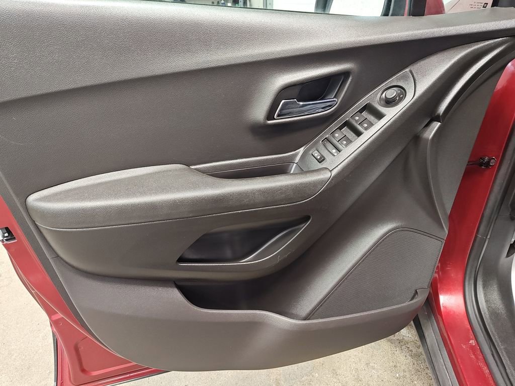 Used 2019 Chevrolet Trax LT AWD/4WD image 16