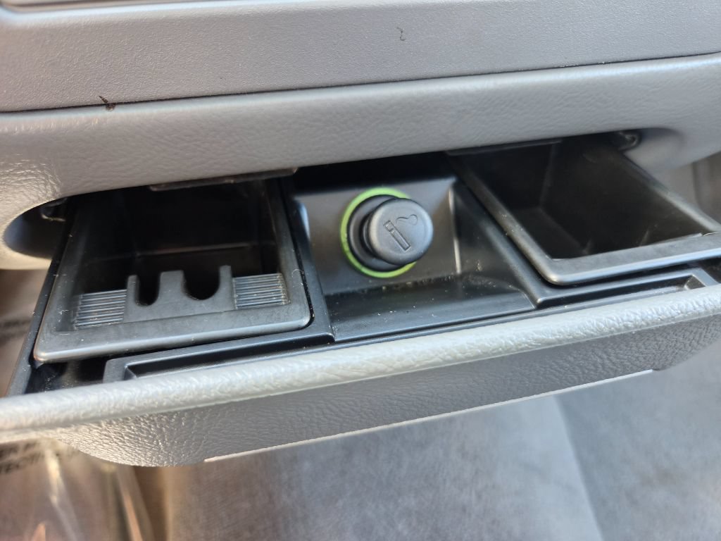 Used 2005 Lincoln Town Car Signature RWD image 21