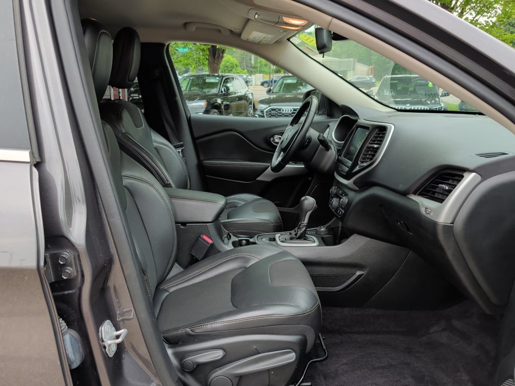 Used 2018 Jeep Cherokee Latitude Plus w/ Cold Weather Group AWD/4WD image 37