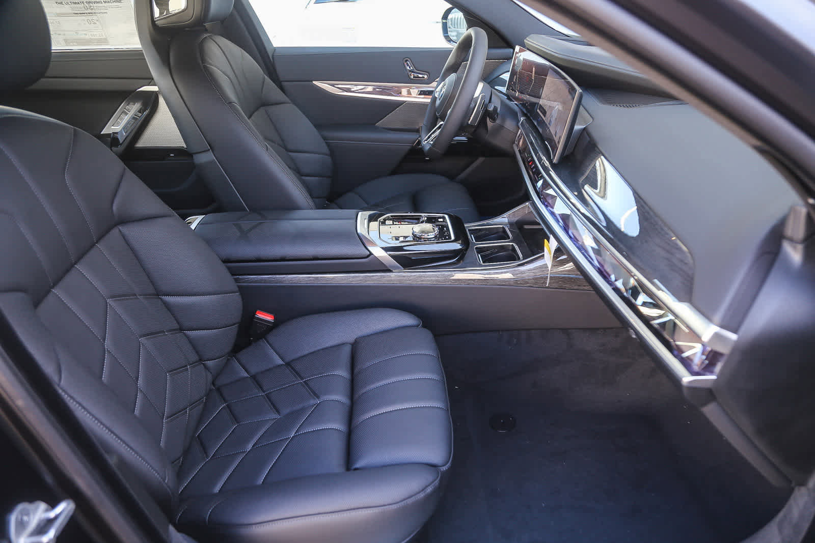 New 2026 BMW 760i xDrive w/ Premium Package image 13