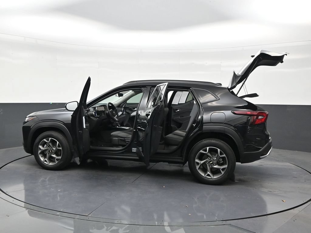 Used 2025 Chevrolet Trax LT w/ Driver Confidence Package FWD image 30