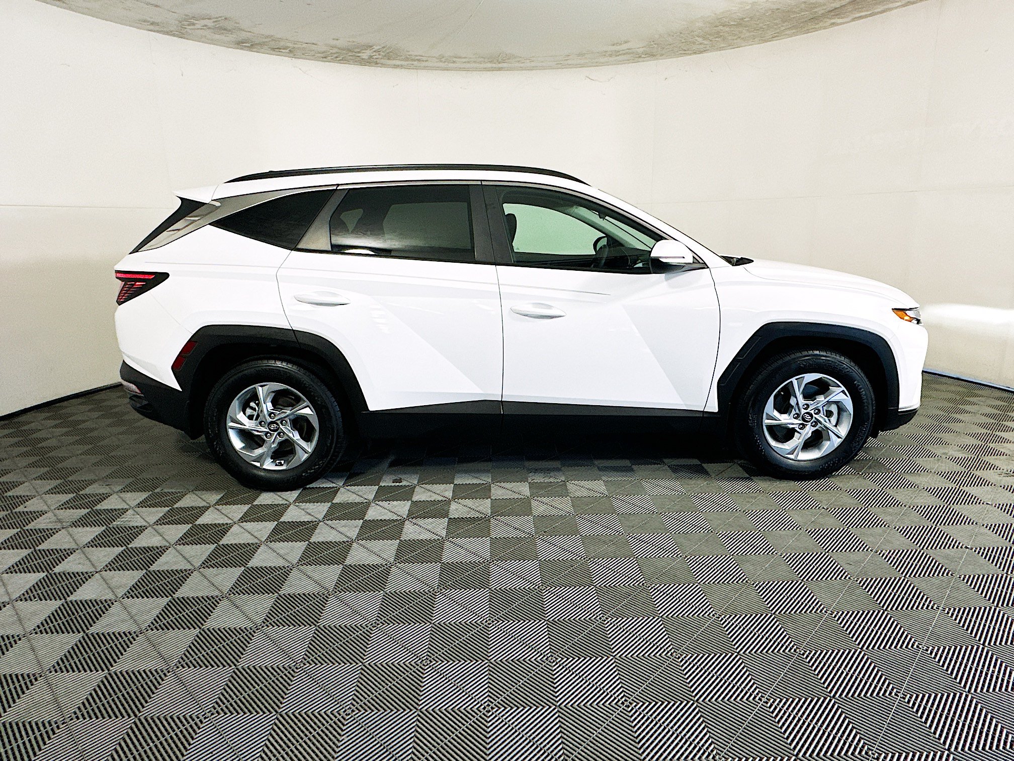 Used 2023 Hyundai Tucson SEL FWD image 2